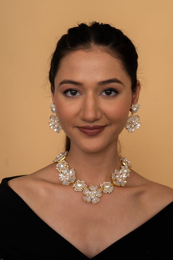 PEARL WITH MOP SHELL FLOWERS AND PEARL BEADING NECKLACE SET