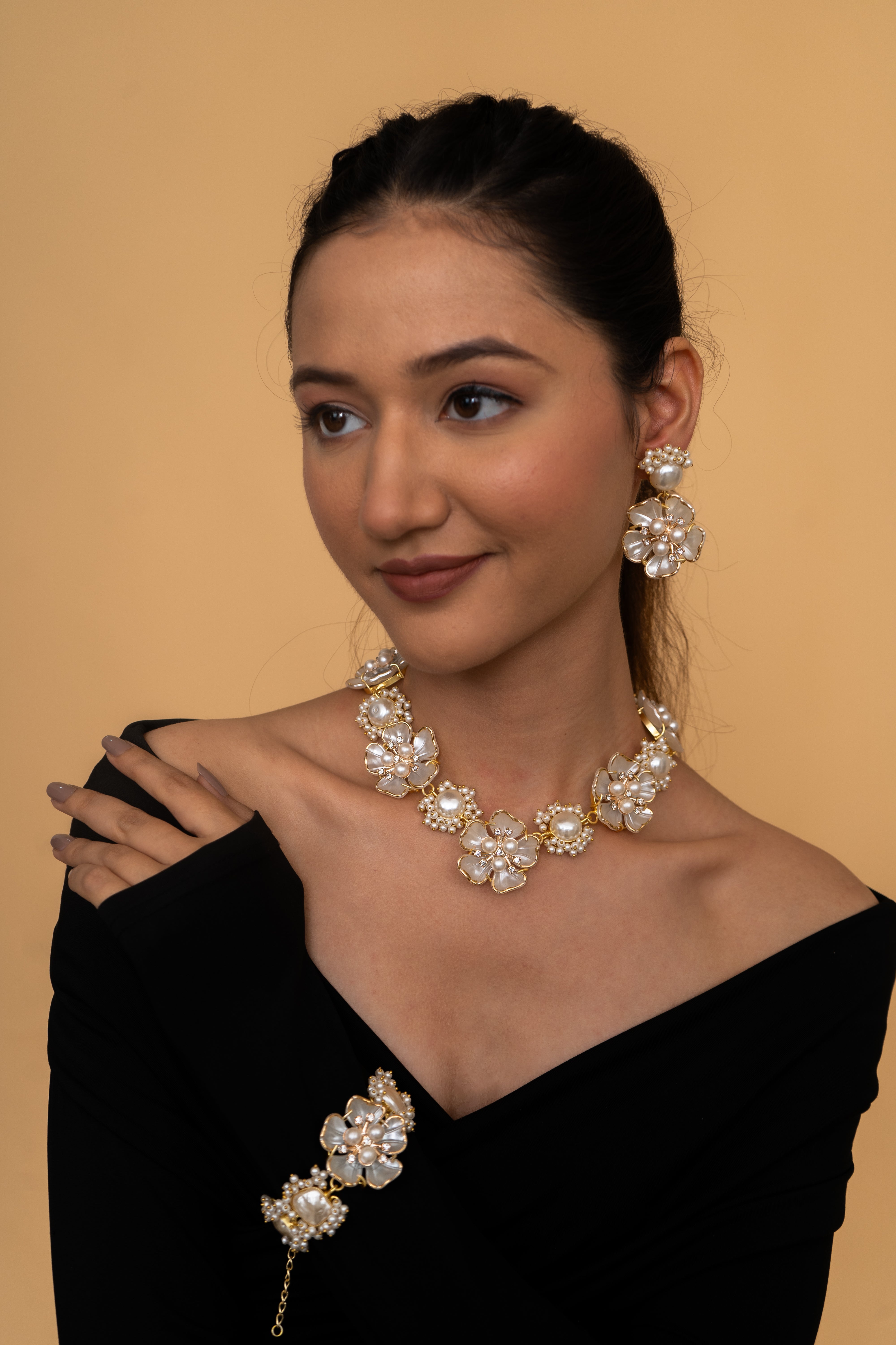 PEARL WITH MOP SHELL FLOWERS AND PEARL BEADING NECKLACE SET