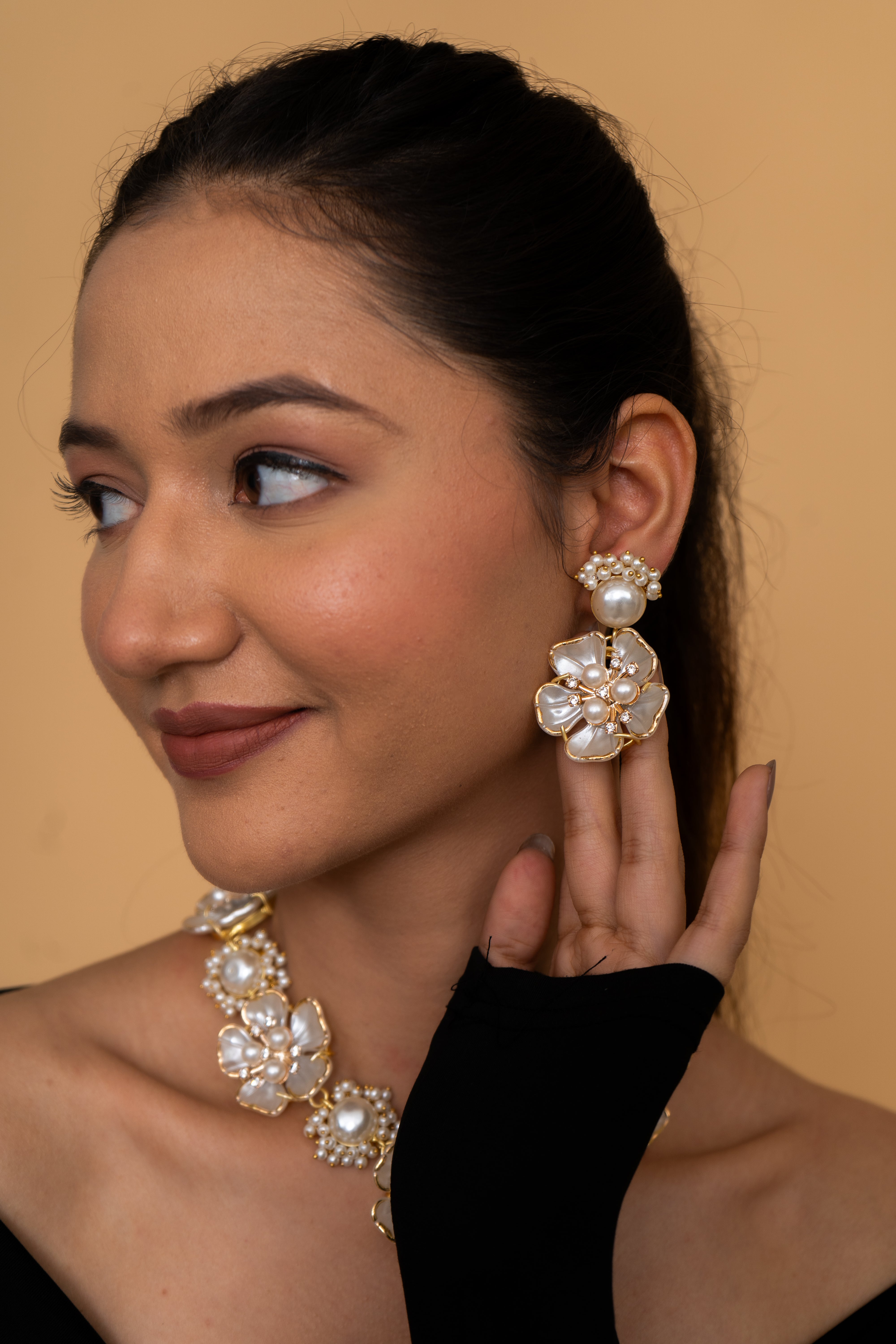 PEARL WITH MOP SHELL FLOWERS AND PEARL BEADING NECKLACE SET