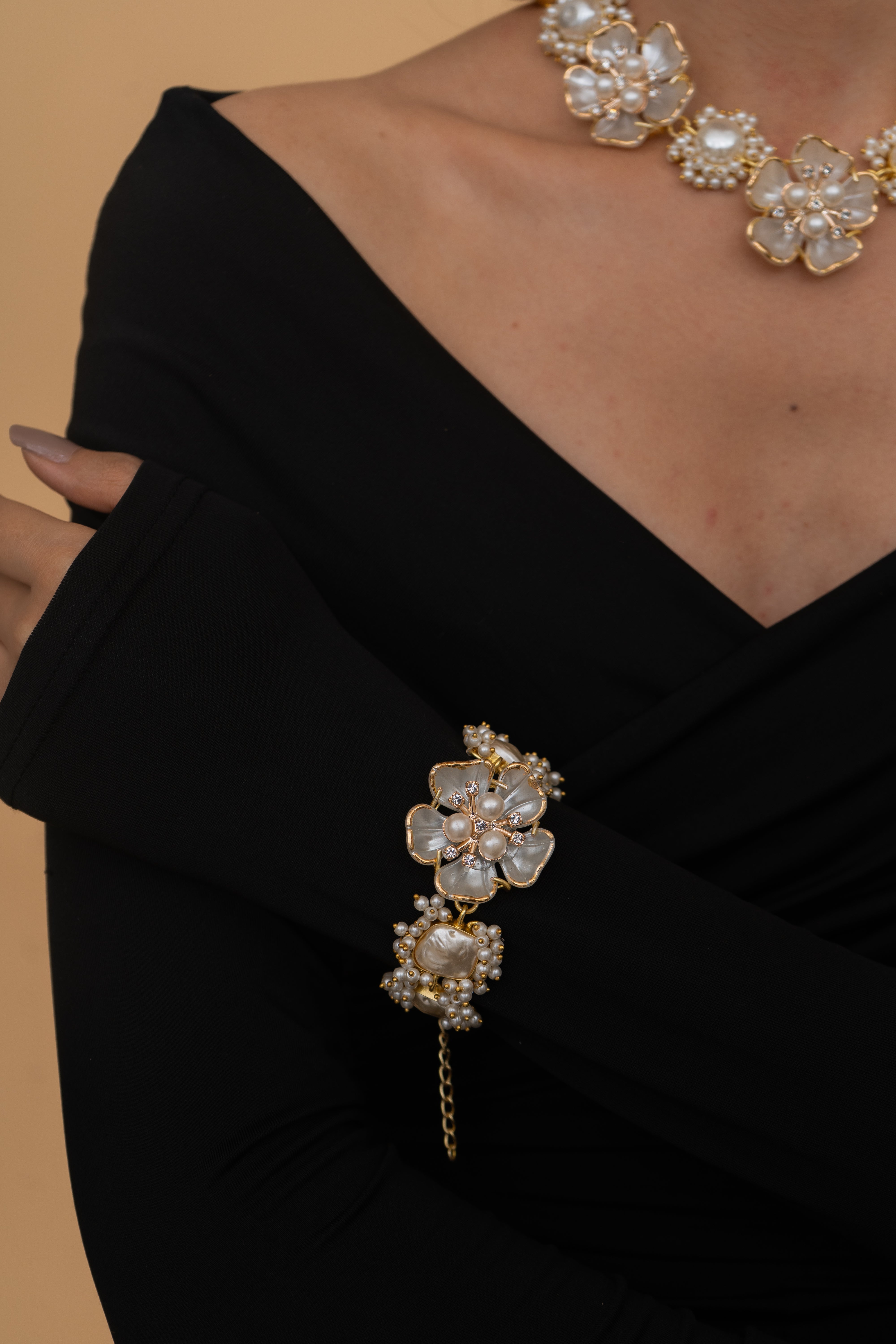 PEARL WITH MOP SHELL FLOWERS AND PEARL BEADING NECKLACE SET