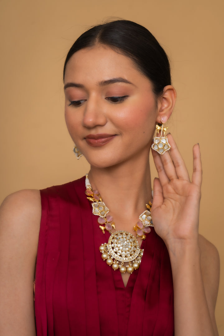 QURBAT NECKLACE