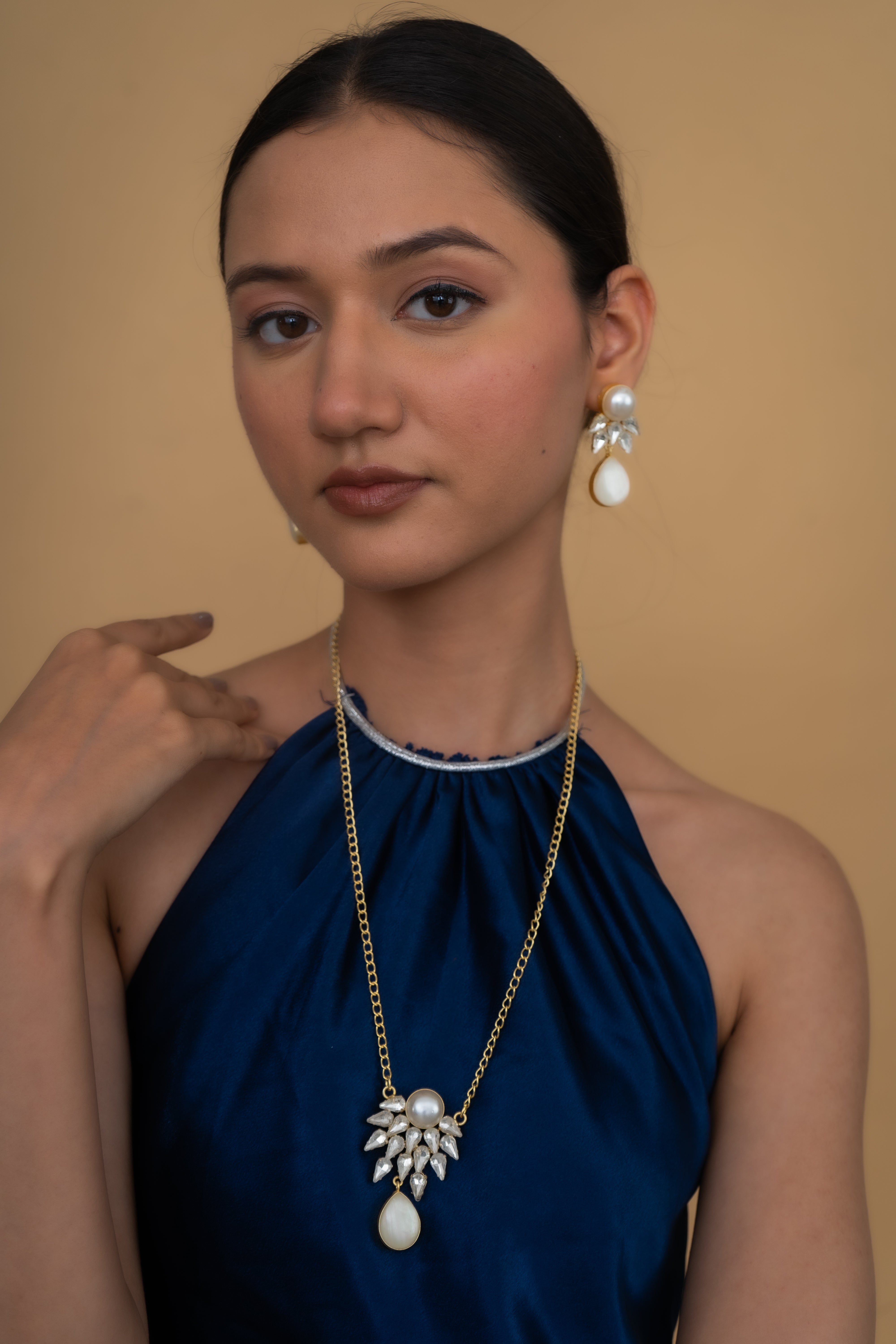 SHELL WITH PEARL BEADING NECKLACE SET