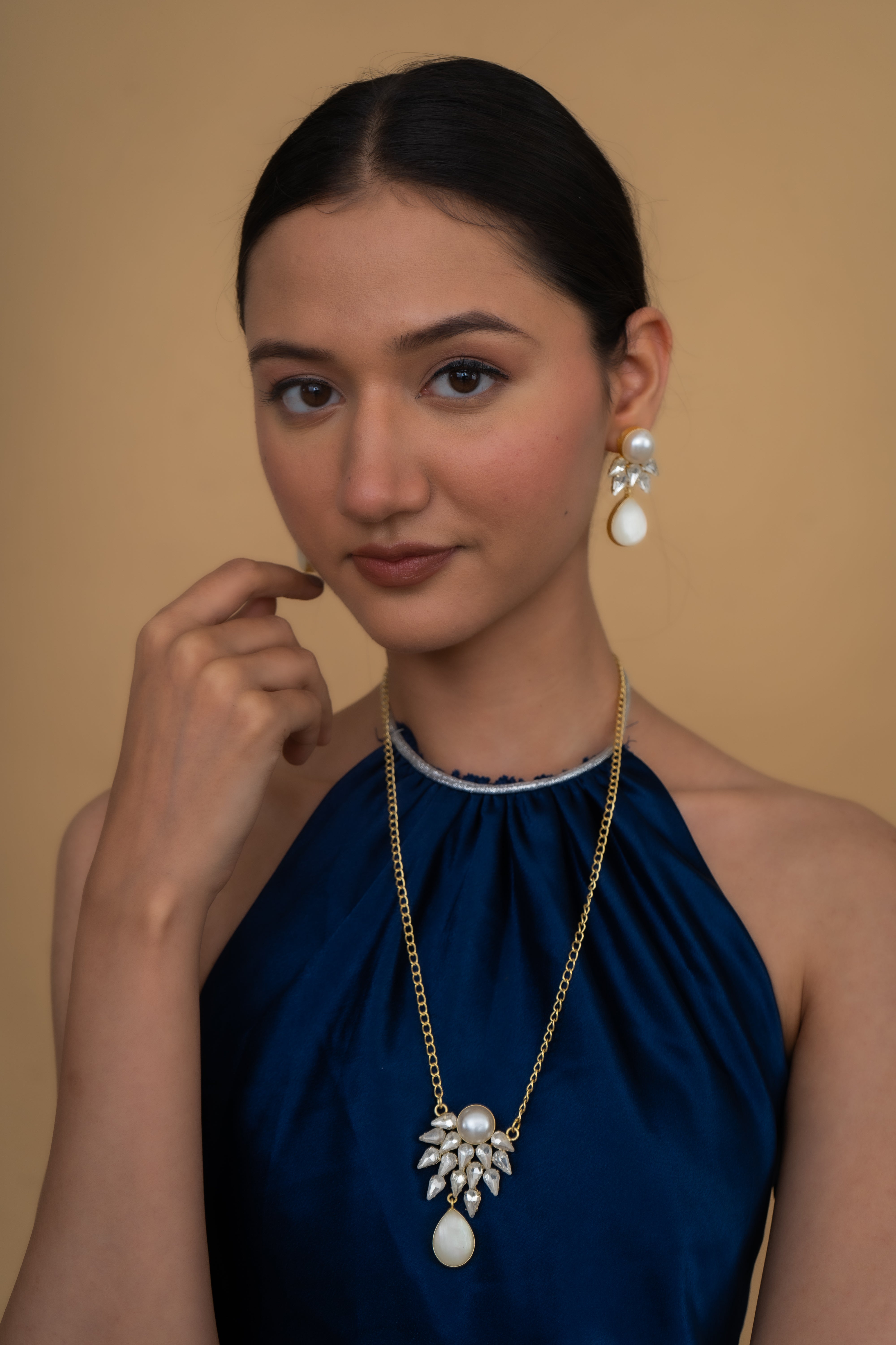 SHELL WITH PEARL BEADING NECKLACE SET