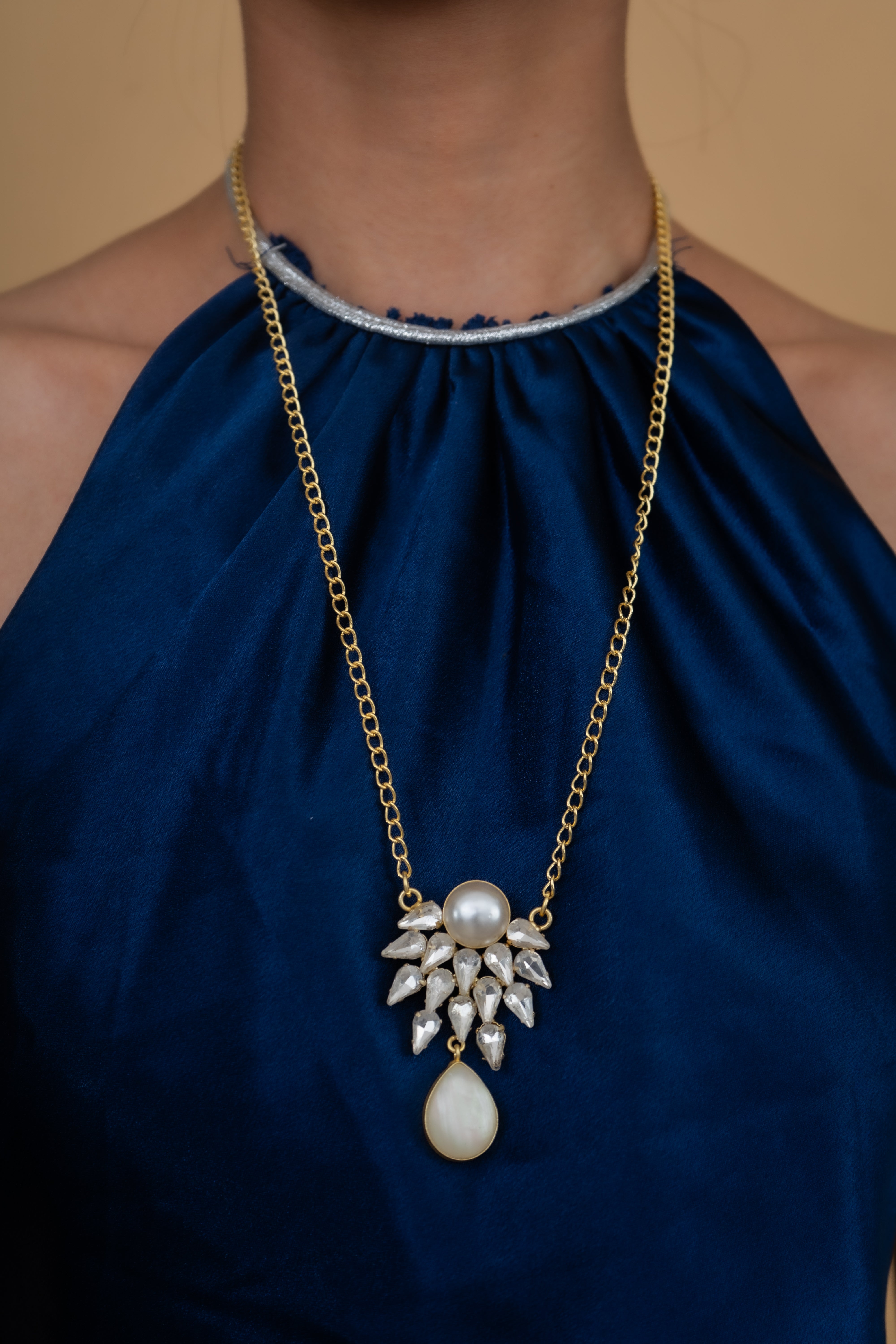 SHELL WITH PEARL BEADING NECKLACE SET